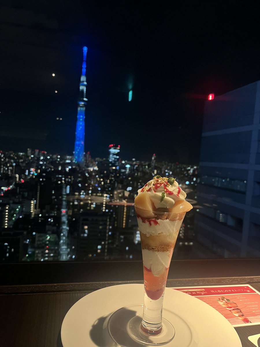 AzuzA_03t's tweet photo. スカイツリーとパフェだよ https://t.co/Y7NiCpfccS