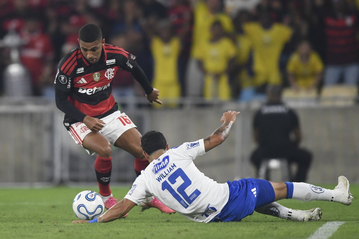 SofascoreBR's tweet photo. Samuel Lino entre todos do @Flamengo em 2026:

1º em Nota Sofascore (7.24)
1º em assistências (10)
1º em grandes chances criadas (16)
2º em gols (9)
2º em participações em gols (19)

🔥🔥 https://t.co/1wwyguQDlE