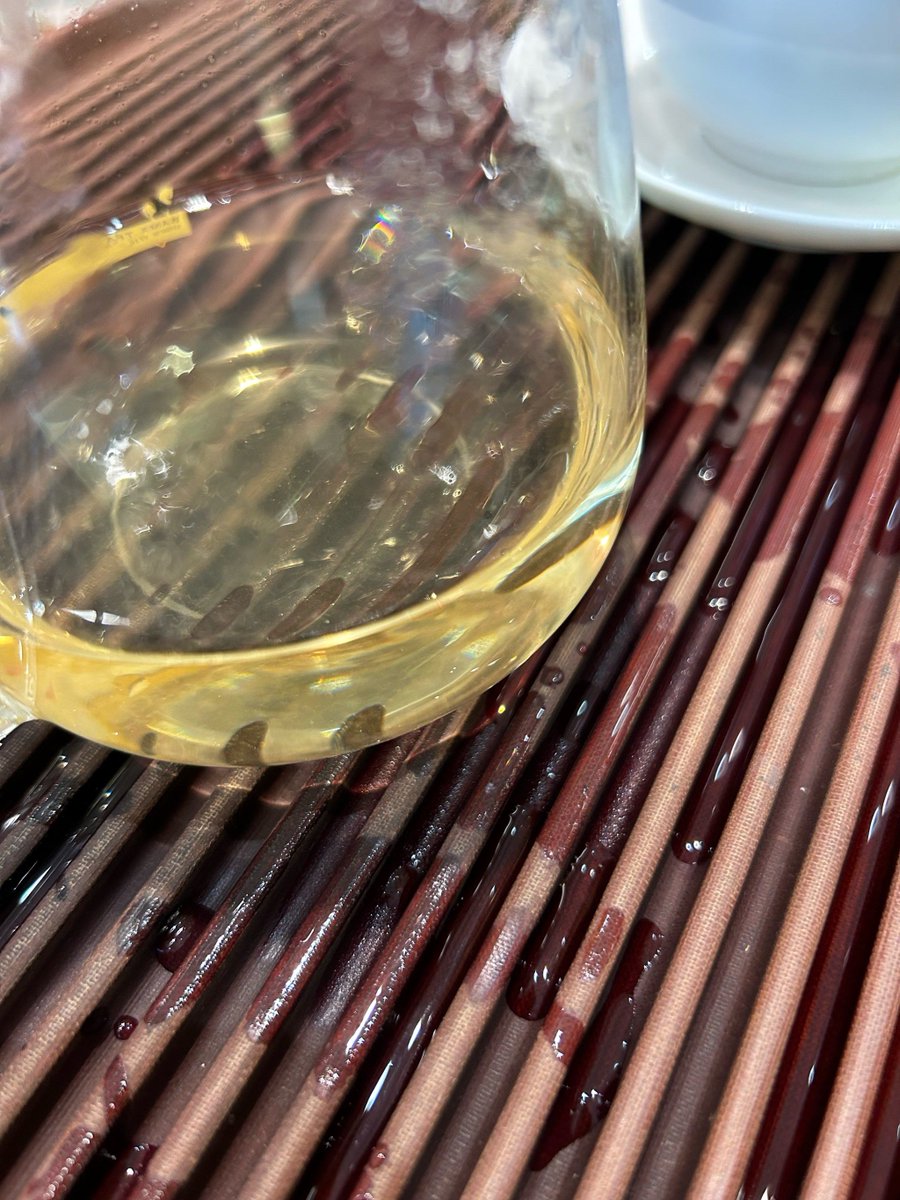 Menu78274211's tweet photo. Just brewed a warm cup of oolong tea and curled up with my favorite novel on the rainy Sunday afternoon—cozy vibes hit different at home!， https://t.co/LkPJEBjo58