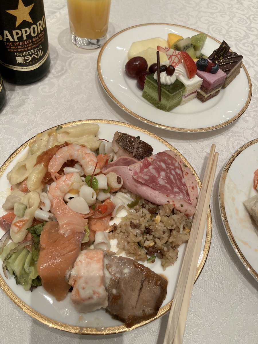 blesuuuach's tweet photo. おそ松さん10周年記念兼打ち上げ行きました！鈴村さんによる生シェ〜！！と小野Dによる生ハッスルマッスル〜！！ありが特大さよならホームラン……おい、オマエらやれよ！！でテンション上がりました！。会場でおそ松参加したおそ松さん好きの作画の方とも仲良くなり、そして何も当たりませんでした https://t.co/13UOCn9EuW