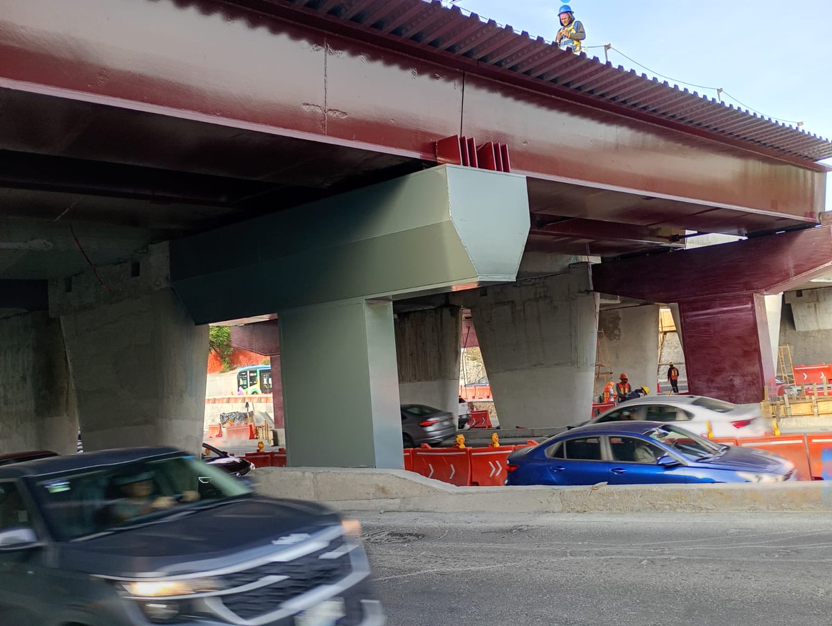 AurelioPTavera's tweet photo. Ya están pintado las estructura del tren México Querétaro en Bernardo Quintana en color gris. Borran el color guinda. Está claro que pudo más la razón de la ciudadanía que las ganas de querer imponer absurdos de ciertos funcionarios federales. Tuvo razón la ciudadanía. https://t.co/KS9D8h6xEh