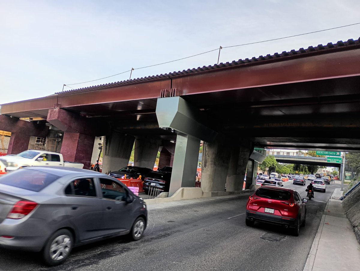 AurelioPTavera's tweet photo. Ya están pintado las estructura del tren México Querétaro en Bernardo Quintana en color gris. Borran el color guinda. Está claro que pudo más la razón de la ciudadanía que las ganas de querer imponer absurdos de ciertos funcionarios federales. Tuvo razón la ciudadanía. https://t.co/KS9D8h6xEh