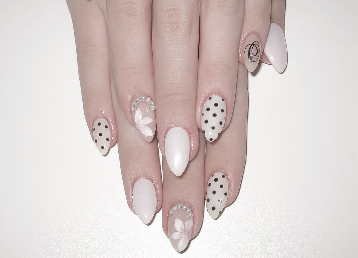 glirttery's tweet photo. polka dot nails https://t.co/K8MomtTG4W