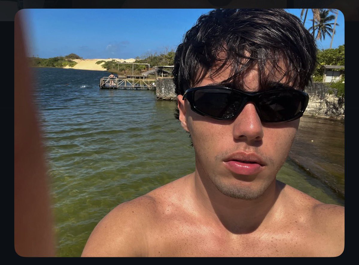 Twiterpelad's tweet photo. Eu e meu óculos de sol de 10 conto💞 https://t.co/kRYtJr8qdD