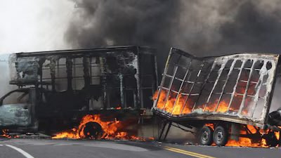 SanchezOrigel1's tweet photo. Las 5 noticias para iniciar este 20 de agosto de 2026

1.- Blindan a Jalisco tras violencia  en Michoacán. Autoridades federales detuvieron a 12 personas ligadas al Cártel Jalisco Nueva Generación. https://t.co/K1a04z40Gd