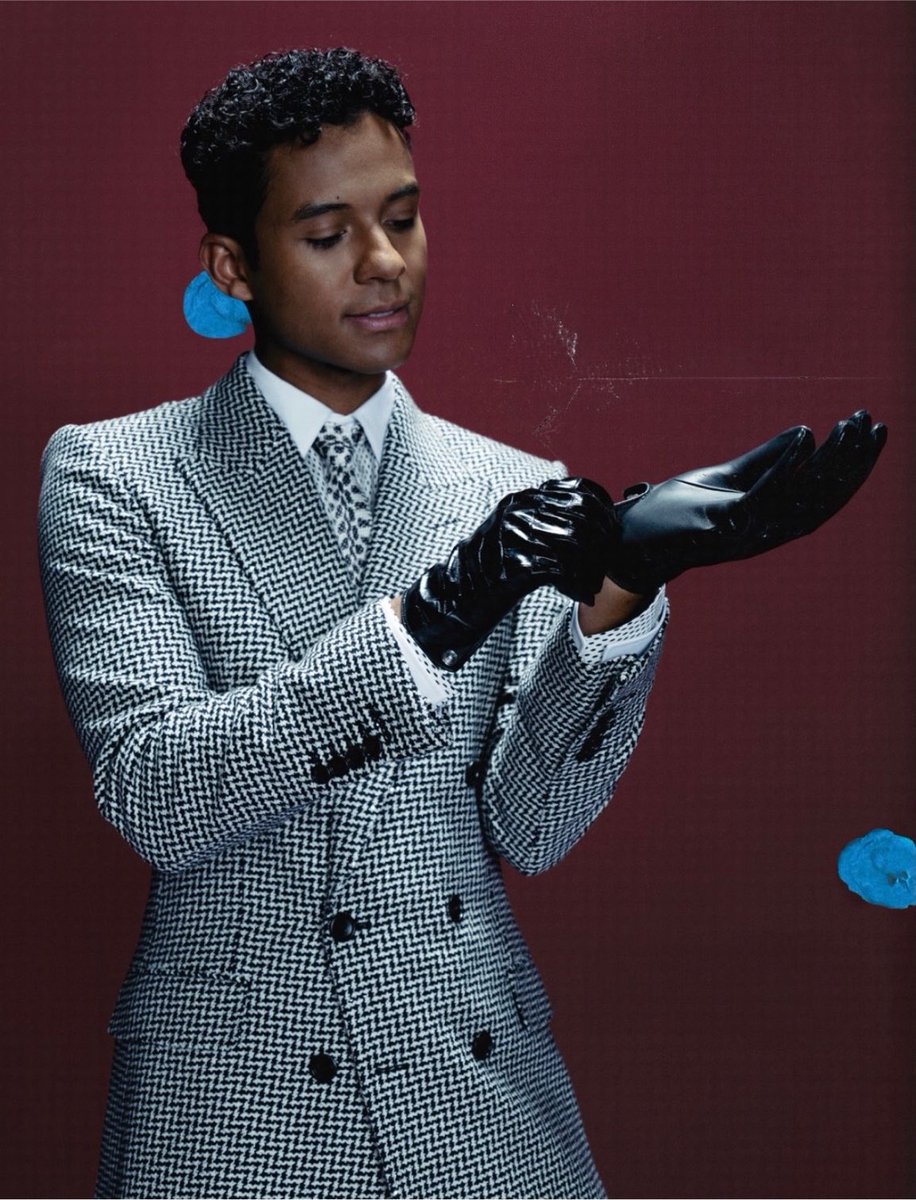 PYTHlNG's tweet photo. this photo is sooooo jaafar villain https://t.co/p9Mq08ExbY