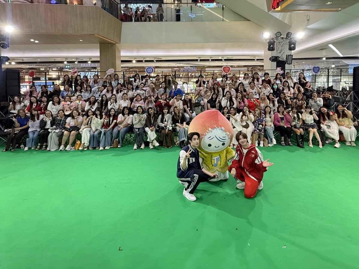 DomundiTV's tweet photo. ขอขอบคุณ @TheMallThailand ที่ให้เกียรติ “เติ้ล” @TLE_mtm ,“เฟิร์สวัน” @firstone_wnk และ น้องเรนนี่ @Rainy_Domundi ได้มาร่วมกิจกรรมงานในวันนี้นะคะ 🥰

ขอขอบคุณแฟน ๆ ทุกคนที่มาเจอกัน รวมถึงแฟน ๆ ที่ส่งกำลังใจมาให้ทั้งสามคนด้วยนะคะ 🫶🏻✨️

#TheMallNgamwongwanXTleFirstone https://t.co/HkrLJkNFoC