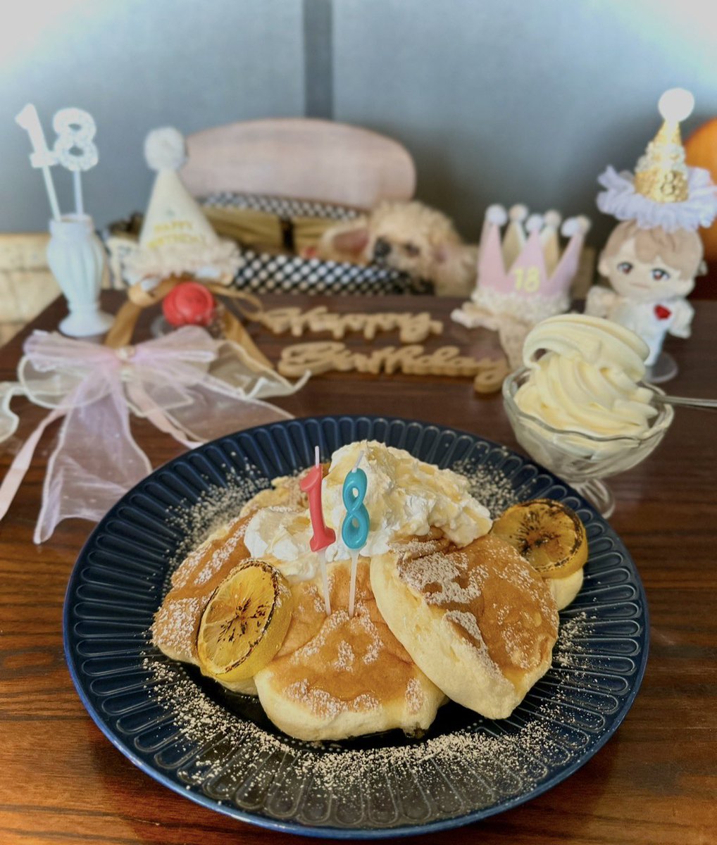 eko_fuurin_skrm's tweet photo. ご相伴に預かりました♥️
我が家の8月ははなこ先生御生誕お祝い強化月間となっております
先生を連れ回し食べまくっておりま〜す♪
#お誕生日 #トイプードル #18歳
#ハイシニア犬 #ほとんど寝てる
#ドッグカフェ #dog #dogcafe
#ごはんの美味しいお店
#パンケーキ #パンケーキの美味しいお店 #野菜農家さんのお店
#野菜なんでも袋いっぱい100円
#犬との暮らし #犬との生活
#犬のいる暮らし #犬のいる生活