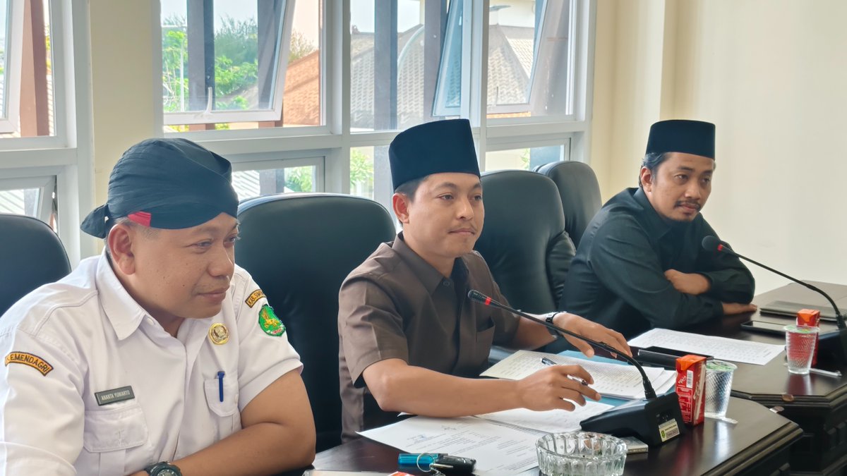 dprd_sumenep's tweet photo. Rapat Kerja Badan Pembentukan Peraturan Daerah (Bapemperda) Kabupaten Sumenep terkait Pembahasan Penyempurnaan Rancangan Peraturan Daerah (Raperda) hasil Fasilitasi Gubernur Jawa Timur, Rabu, 19 Agustus 2026 https://t.co/8bSX9sytZx