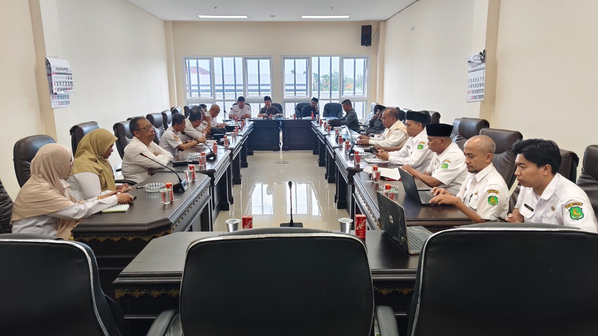 dprd_sumenep's tweet photo. Rapat Kerja Badan Pembentukan Peraturan Daerah (Bapemperda) Kabupaten Sumenep terkait Pembahasan Penyempurnaan Rancangan Peraturan Daerah (Raperda) hasil Fasilitasi Gubernur Jawa Timur, Rabu, 19 Agustus 2026 https://t.co/8bSX9sytZx