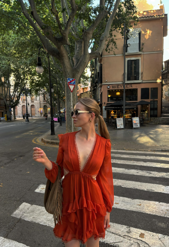 DublinRose888's tweet photo. If you ran into me on the streets of Spain, on a scale of 1 to 10, what score would you give me? https://t.co/VC9XO8LxzD