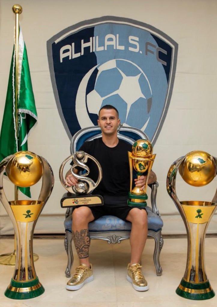 _AboMrzoq's tweet photo. أي لاعب خدم الهلال وحقق بطولات عديدة ورحل وإن كان طالب بحقوقه قبل ذلك ، علينا أن نودعه بطريقه تليق بالهلال أولاً وتليق به ثانياً بعيداً عن آراء أو عاطفة الجماهير اتجاههم . 

الكيان يجب أن يسمو عن كل ذلك ، مثل هذا التوديع لم يحدث لـ ميتروفيتش ولم يحدث لـ عبدالله الحمدان ، أتمنى أن يحدث لمالكوم الذي حقق 5 بطولات والبليهي الذي حقق أكثر من ذلك . 

ألاحظ من موسم تقريباً والطريقة في توديع اللاعبين مُختلفة أو لا يوجد اطلاقاً ، يجب أن تُظهر هويتك التي تليق بك في أي حدث وفي كل تفاصيل التعاقد قبل وأثناء وبعد، فاللاعبين الذين تملكهم الآن سيشاهدون طريقتك بتوديع زملائهم. 

نعشق الهلال لأنه مُختلف ، لأنه قائم على مبادئ تمثلنا وتشبهنا ، لا تصنعوا هلالاً لا يشبهنا ويختلف مع تلك المبادئ أو يُصبح نسخة من غيره . 

جمهور الهلال شجّع الهلال من "عقل" لا عاطفة ، فالعقل الذي قاده لتشجيع الهلال يجب أن تخاطبه أولا ثم تخاطب عاطفته إن أردت ، وأهم ركائز العقل تلك المبادئ المُشتركة بين الكيان وجمهوره العظيم 💙