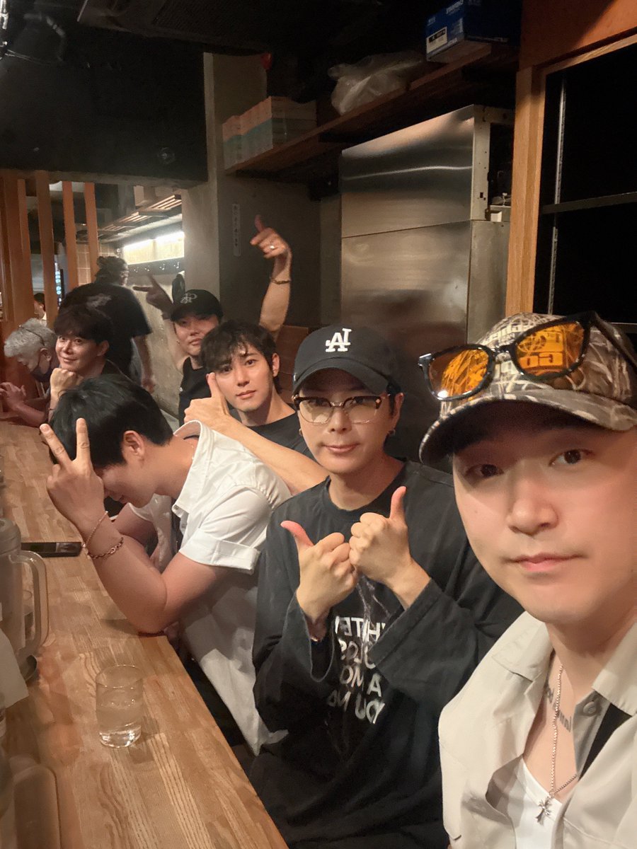 Ccc_Woo's tweet photo. ただいま😍🏠️🎶久しぶりにつけ麺大盛を全部食べてしまいました‼️アッ写真の中にいる知らない二人は僕たちの新曲の振付を担当してくださったダンサーの方々です。 偶然日本の空港で会い、一緒に食事をしに来ました。もしご報告いたします😘😛 https://t.co/3i0JSuQXz6