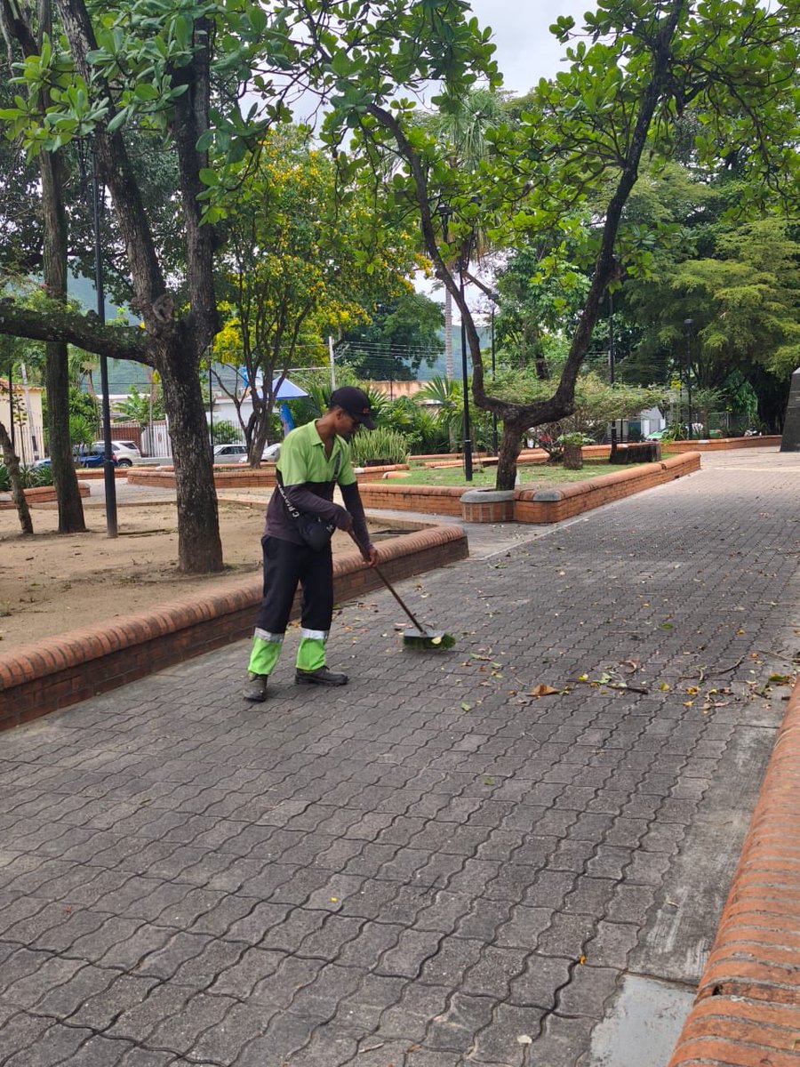 fospuca's tweet photo. Operativo de Barrido y Limpieza Integral 

📍Plaza Bolívar, San Diego https://t.co/UdPn9QX5d5