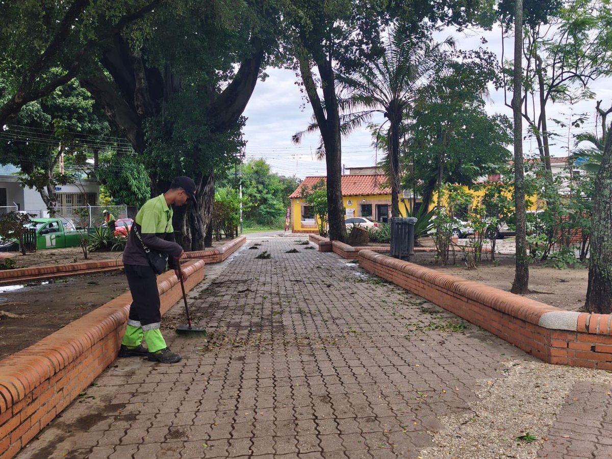 fospuca's tweet photo. Operativo de Barrido y Limpieza Integral 

📍Plaza Bolívar, San Diego https://t.co/UdPn9QX5d5