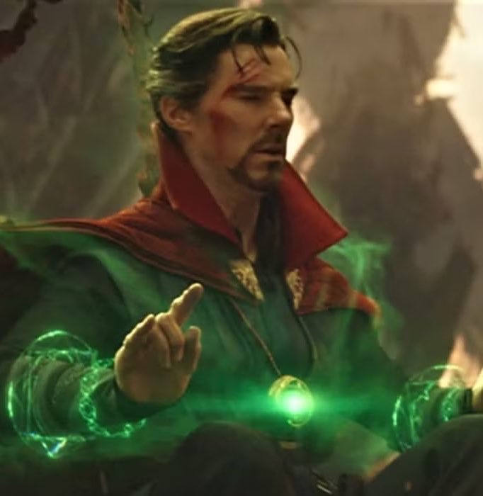 TheSideView_ID's tweet photo. 🚨 DOCTOR STRANGE ADALAH KARAKTER PALING EGOIS DI MCU.

Masih ingat di film Avengers: Infinity War, dimana Doctor Strange melihat 14.000.605 kemungkinan masa depan dan hanya menemukan SATU skenario di mana Avengers berhasil mengalahkan Thanos. TAPI bagaimana kalau selama ini kita salah memahami maksud dari “one possibility” itu? 👀

Menurut teori kami, bisa saja ada banyak kemungkinan lain di mana Avengers tetap menang, tetapi dengan Strange yang harus mati.

Ingat ya di film Doctor Strange, Ancient One pernah menjelaskan bahwa seorang Sorcerer Supreme tidak bisa melihat MELAMPAUI KEMATIANNYA SENDIRI. Jadi ketika Strange melihat jutaan kemungkinan, mungkin ada batas dari apa yang bisa dia lihat.

Jadi bagaimana kalau ada banyak skenario di mana Thanos dikalahkan, tapi Strange mati, dan karena itulah dia memilih satu timeline di mana dirinya tetap hidup?