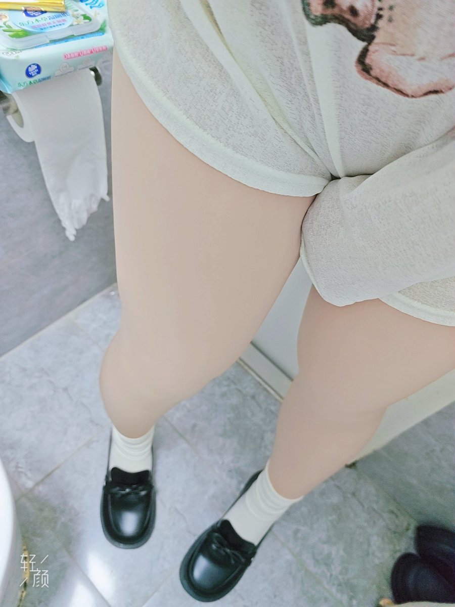 LeoDick66's tweet photo. 没穿裤子在商场逛街好刺激啊 高中就玩成这样是不是没有回头路了 #露出 #母狗 #女高 https://t.co/oZQQkluKW0
