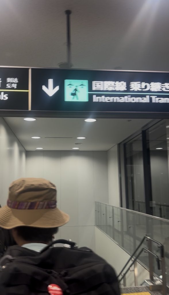 Ginsilver1203's tweet photo. 我、成田着いたなり
知り合って6年の担当編集さんと初めて直で話すナリよ。なんならLINEも電話番号たもしらん！メールのみ！ https://t.co/t3vKnm2s7w