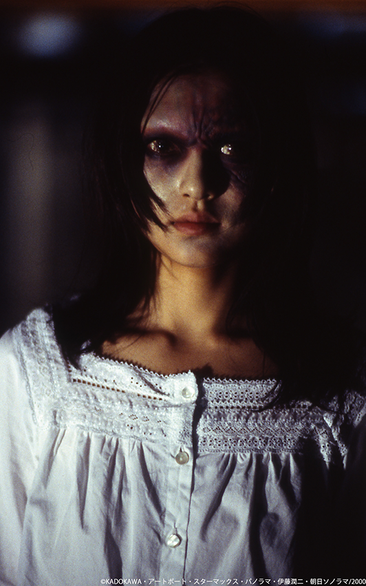shin_bungeiza's tweet photo. 『#富江 replay』(2001)
森田病院に腹部が異様に膨れ上がった患者が運び込まれ、緊急手術が行なわれる。腹から出てきたのはなんと若い女性の生首で、“私は富江”と呟いた。それ以降、病院では失踪や自殺など異常なことが起こり始める…。

劇場版富江の第二弾。原作の「病院編」と「地下室」を基に、失踪した父を探す娘(#山口紗弥加)と大学生(#窪塚洋介)が共に事件の謎を解く姿を描いた。監督はVシネマの鬼才と呼ばれた光石冨士朗。

前作とは異なり、ハマーホラーや『何がジェーンに起こったか』の車いすバトル、『東海道四谷怪談』(中川信夫)の天井張り付きなどを参照に、お化け屋敷的なエンタメ路線で恐怖を演出した作品。（人体発火もあり！）

美しい魔性の富江を演じたのは #宝生舞。浮世離れした存在感で美しく妖艶な富江を体現し、有名な地下室の水槽シーンや特殊メイクなどを多様した富江を披露。特に黒塗りメイクでの車箱乗りシーンが最高です。（平山）