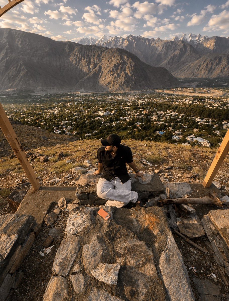 MizzKhattak's tweet photo. How do people get those likes to thousands with just writing ‘Hi, Where are you from?’ 
Someone teach me🥲 https://t.co/UlRdFfkPDC