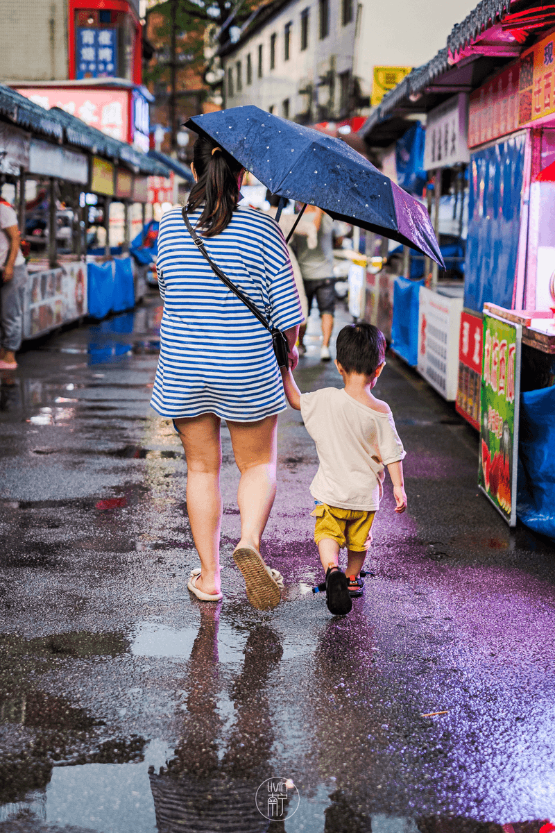 Pchaipim's tweet photo. A stranger held the door for me when my hands were full of groceries and a crying kid—small act, huge warmth on a busy rainy day. https://t.co/OvcAjuD7zU