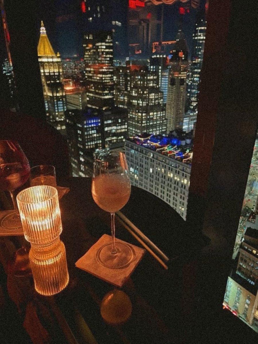 FrostedVows's tweet photo. 𝗥𝗜𝗧𝗭 𝗖𝗔𝗟𝗧𝗢𝗡, 𝗡𝗘𝗪 𝗬𝗢𝗥𝗞, 𝗨𝗦𝗔 
𝗧𝗵𝘂𝗿𝘀𝗱𝗮𝘆, 𝟮𝟬.𝟴.𝟮𝟲 | 𝟳.𝟬𝟬 𝗽𝗺

enjoying the busy city in formal wear and without the kids for a moment, me in my special heels and my husband in our D'AMOUR suit. putting on a serious face isn't bad either, lovely 🩷 https://t.co/ouVSOSOdpH