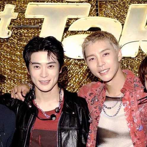 PandaSukD's tweet photo. ดูสนิทกันตั้งแต่ก่อนไปทัศนศึกษาแล้วมั้ยคะ เห็นระหว่างเดินทางทางก็ตัวติดกัน ไปแสดงงานโรงเรียนก็นั่งข้างกัน(ไม่ยอมเปลี่ยนที่ด้วย) ถ่ายรูปหลังแสดงก็ยืนข้างกันอีก https://t.co/q5lRo0tuDW