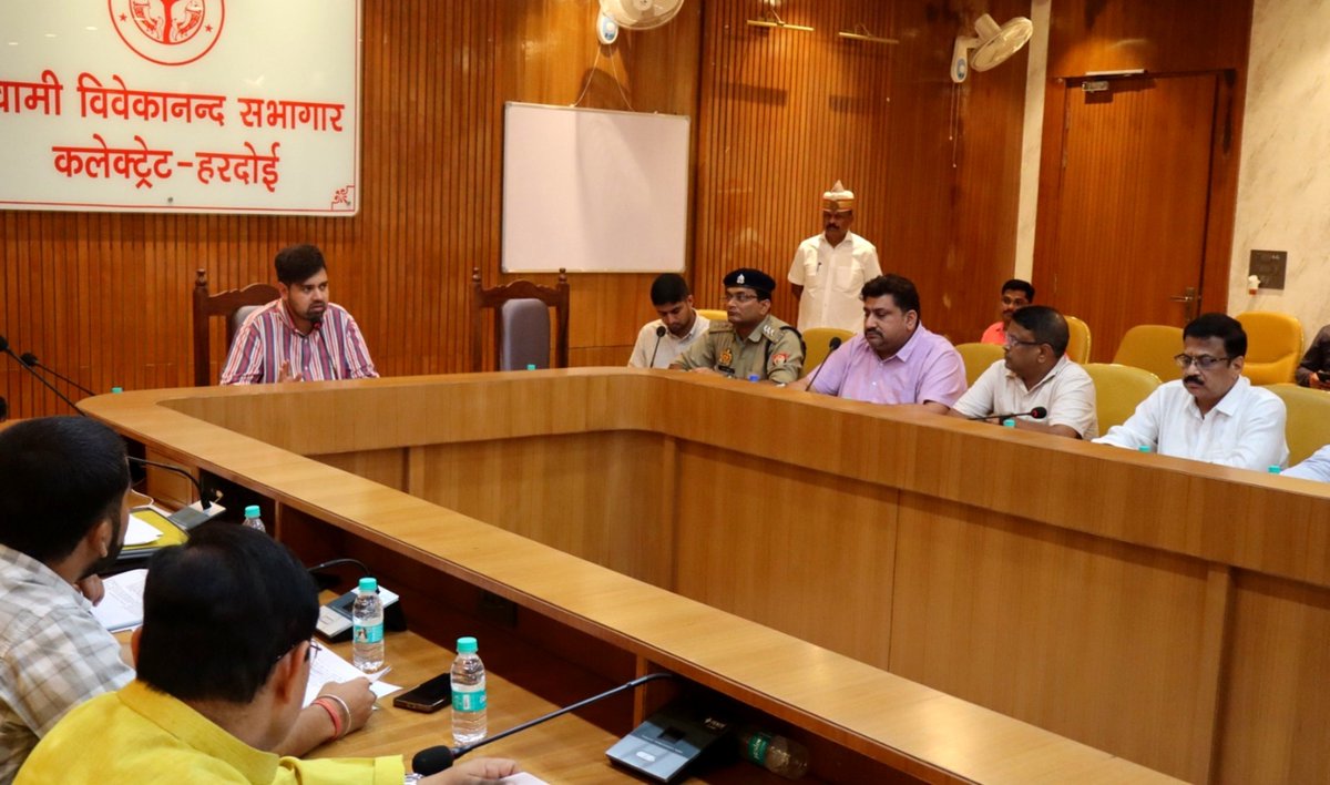 dmhardoi's tweet photo. जिला उद्योग बन्धु व व्यापार बन्धु की बैठक के दौरान सभी सम्बन्धित अधिकारियों को जनपद में औद्योगिक व व्यापारिक उन्नयन, व्यापारियों एवं उद्यमियों की शिकायतों एवं समस्याओं का त्वरित एवं प्रभावी निस्तारण आदि के सम्बन्ध में आवश्यक निर्देश दिए गए।
@CMOfficeUP 
@InfoDeptUP 
@UPGovt https://t.co/RtCMPfwoD6