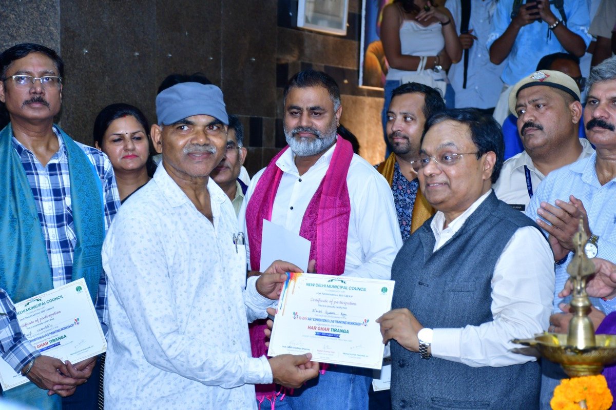tweetndmc's tweet photo. “Ensuring seamless civic services and world-class urban amenities, NDMC remains equally committed to promoting art, culture and creativity.” – Shri @dwivedimk_ias, Chairman, NDMC

Today, on the occasion of the Closing Ceremony of the 10-Day Special Group Art Exhibition on the theme of “Har Ghar Tiranga”, Hon’ble Chairman, NDMC, commended and congratulated all the participating artists for expressing their creativity, thoughts and emotions with such dedication and sincerity.

He also said that the exhibition has been organised on a modest scale, but the vision is to take it to a much larger platform by bringing together artists not only from Delhi and across India but also from different parts of the world.

Hon’ble Chairman, NDMC, said that along with ensuring seamless civic services and world-class urban amenities, NDMC remains equally committed to promoting art, culture and creativity. He further added that the true heritage of any civilisation and culture lies in its art, as art gives expression to the emotions, values, imagination and collective consciousness of society.
#NDMC
#ArtAndCulture