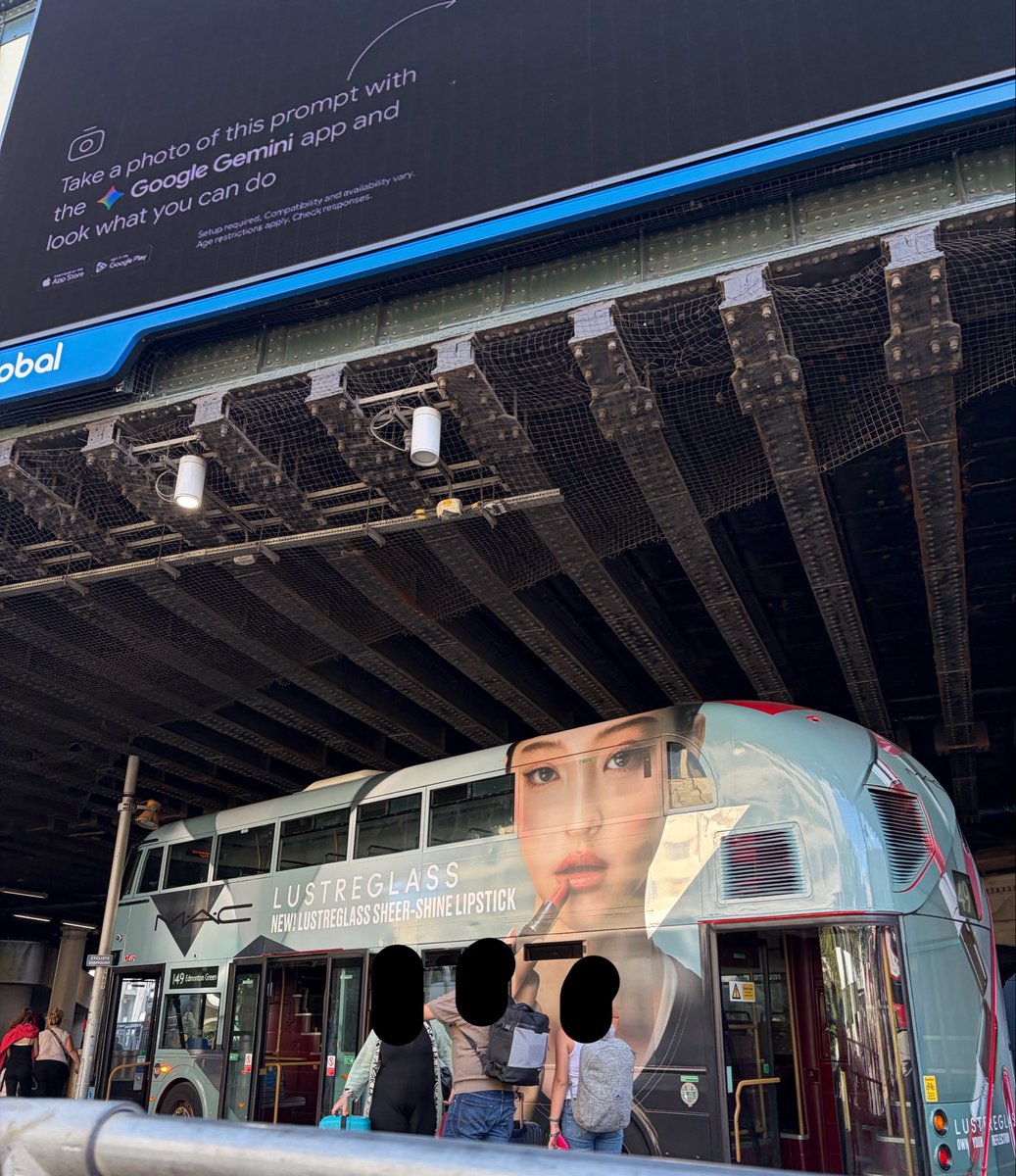 swimkimvv's tweet photo. oh?? Ella’s mac ad on a london bus! https://t.co/vELjVxEXnn