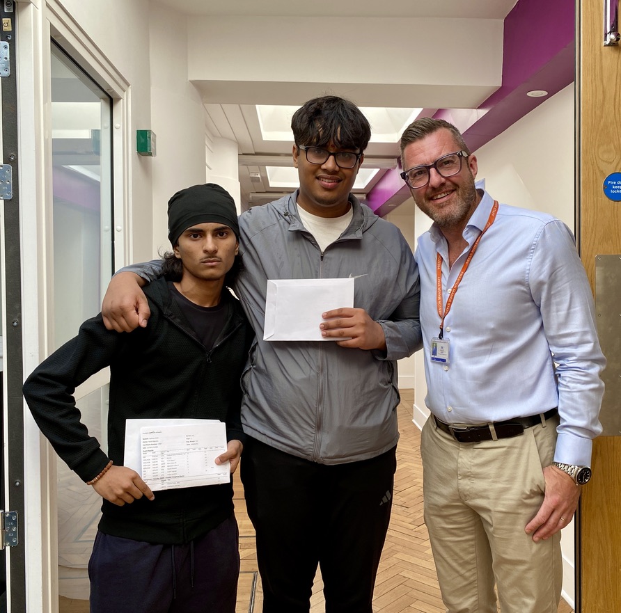 PrestonManorSch's tweet photo. We are incredibly proud of Harsh and Navghan, who achieved a fantastic set of GCSE results - including some brilliant grade 6s in Maths! Pictured here with the Head of Upper School, Mr Phillips.
#GCSE #GCSEResults #ResultsDay #Year11 #Ambition #Responsibility #Excellence #Post16 #AllThroughSchool #Brent