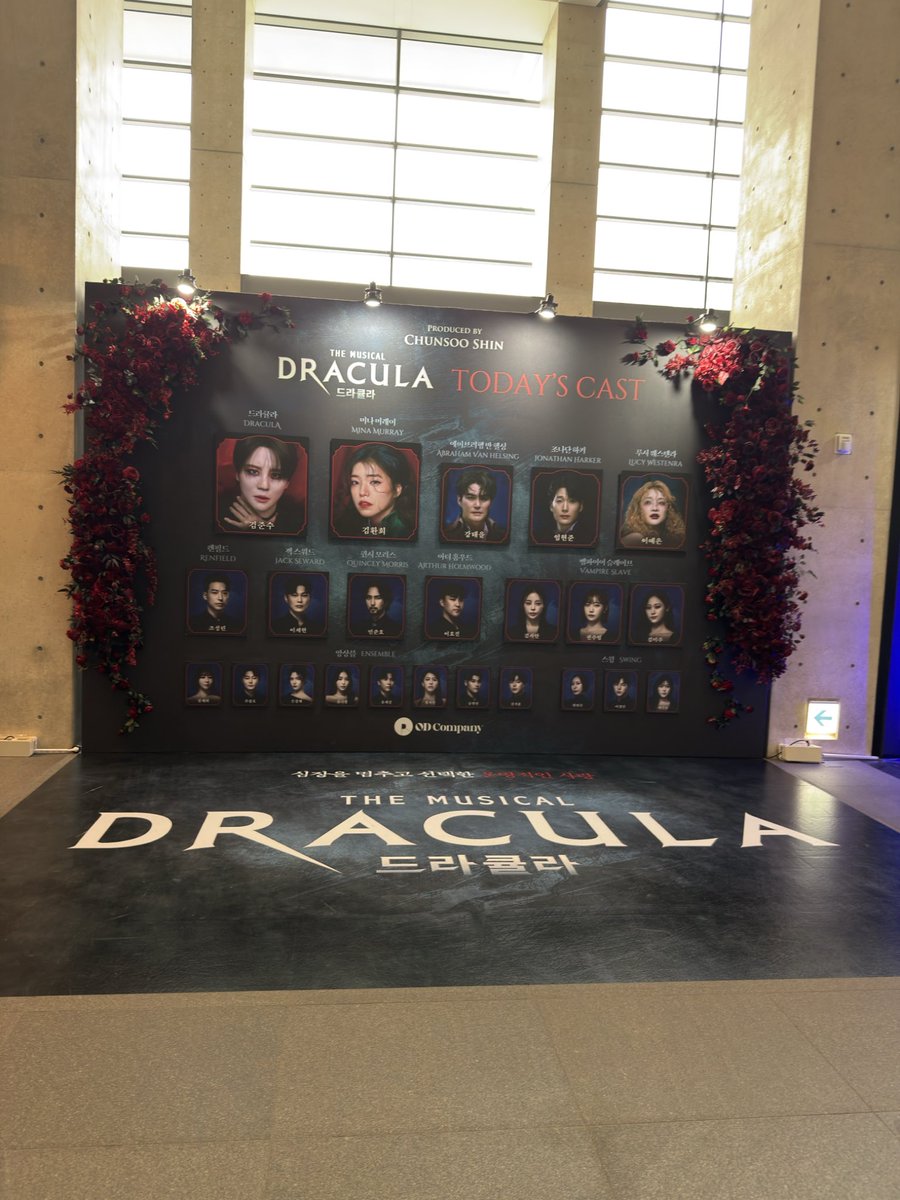 roko645's tweet photo. 韓国ミュージカル「ドラキュラ」
フォトスポットたくさん！
2階に主役だけのキャストボードも
あった
そしてミニチュアのフォトスポットも♪

センスが良すぎ👏

シャキュル最高😍 https://t.co/hGclKfi9iD
