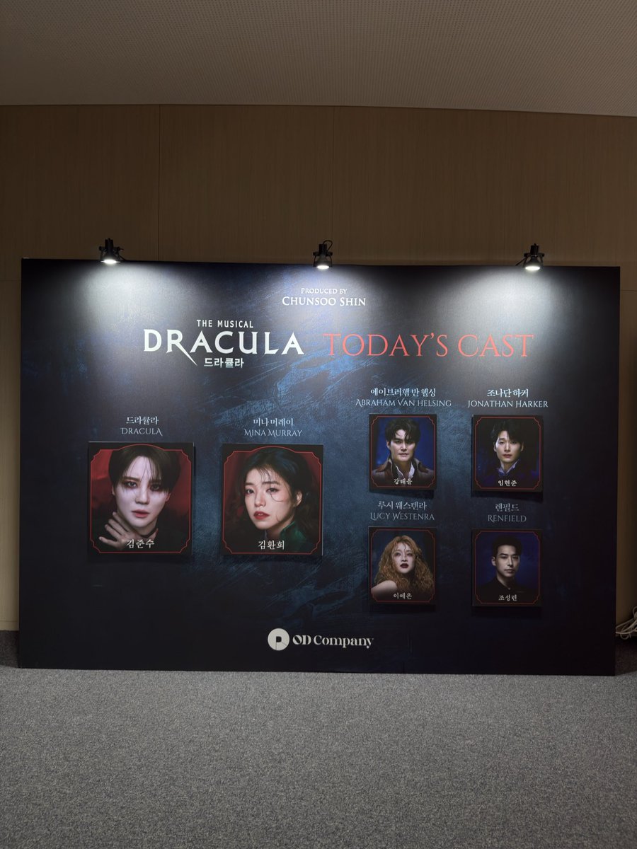 roko645's tweet photo. 韓国ミュージカル「ドラキュラ」
フォトスポットたくさん！
2階に主役だけのキャストボードも
あった
そしてミニチュアのフォトスポットも♪

センスが良すぎ👏

シャキュル最高😍 https://t.co/hGclKfi9iD