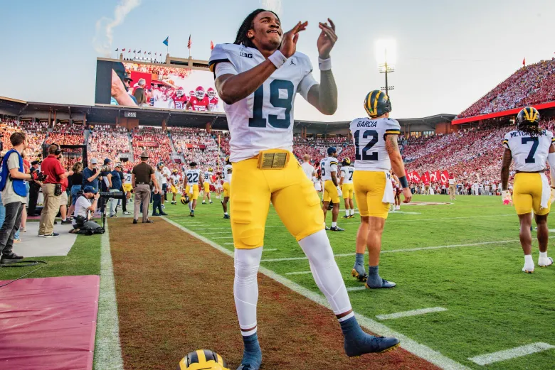 Metaleka_'s tweet photo. Dante Moore as a freshman: 

1,610 yards, 11 TDs, 9 INTs, 53.5%.

Bryce Underwood: 

2,428 yards, 11 TDs, 9 INTs, 60.3% + 398 rushing yards.

Now Moore is a Heisman hopeful, and everyone praises his development.

Maybe we should give Bryce some time too. https://t.co/VVsuu6BinY