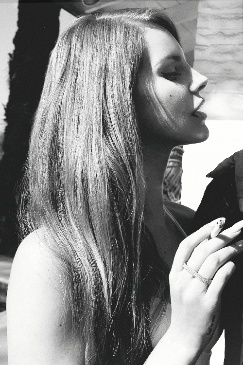 lanastanpic's tweet photo. lana del rey https://t.co/HGVeAA2fph