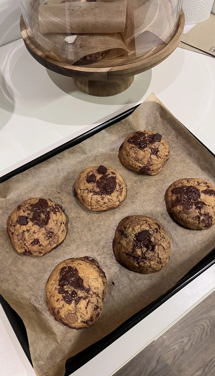 derya2125's tweet photo. Just pulled homemade chocolate chip cookies out of the oven! Warm, gooey, and the whole kitchen smells like heaven  Love these tiny, sweet wins from weekend baking!， https://t.co/Ooj0YmOQ4L