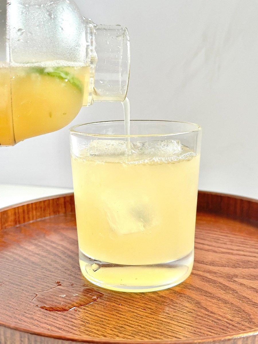 YousefAsem9's tweet photo. Make a refreshing 5-minute iced honey lemon green tea! Steep green tea bag in cold water, squeeze lemon juice, stir in 1 tsp honey, add ice—super easy and tasty!， https://t.co/BtxodbWR56