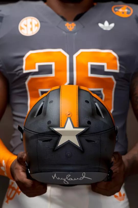 CfieldsVFL's tweet photo. The cleats. The interlocking UT. The incredible paint job on the helmet. The stadium sleeves… it’s just incredible. 
Read the article and full breakdown of all the details. Evan Ford and team did their homework and created a masterpiece. No detail was missed. 
https://t.co/zfNLMqIPUY