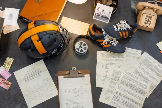 CfieldsVFL's tweet photo. The cleats. The interlocking UT. The incredible paint job on the helmet. The stadium sleeves… it’s just incredible. 
Read the article and full breakdown of all the details. Evan Ford and team did their homework and created a masterpiece. No detail was missed. 
https://t.co/zfNLMqIPUY