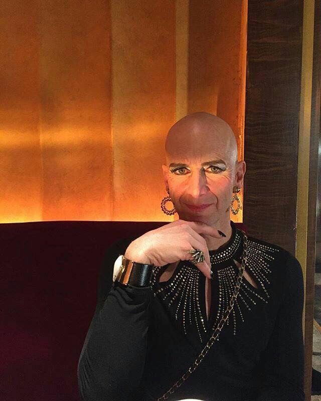 gabwisz's tweet photo. ryan murphy trouxe de volta pela milésima vez aquele palhaço insuportável do twisty, mas a liz taylor (uma das personagens mais icônicas da série) ficou de fora, nunca vou perdoar esse velho https://t.co/0lq31debCj