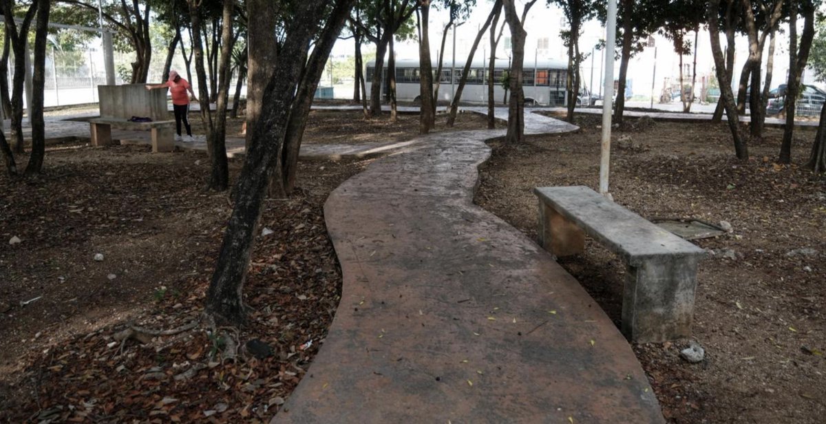 contexto_qroo's tweet photo. @MaraLezama anunció la transformación del parque de Villas Otoch Paraíso, en la SM 259, con áreas deportivas, juegos, iluminación solar y cámaras conectadas al C5. El proyecto busca recuperar espacios públicos y fortalecer la convivencia comunitaria. https://t.co/5Xu2CRVLMg