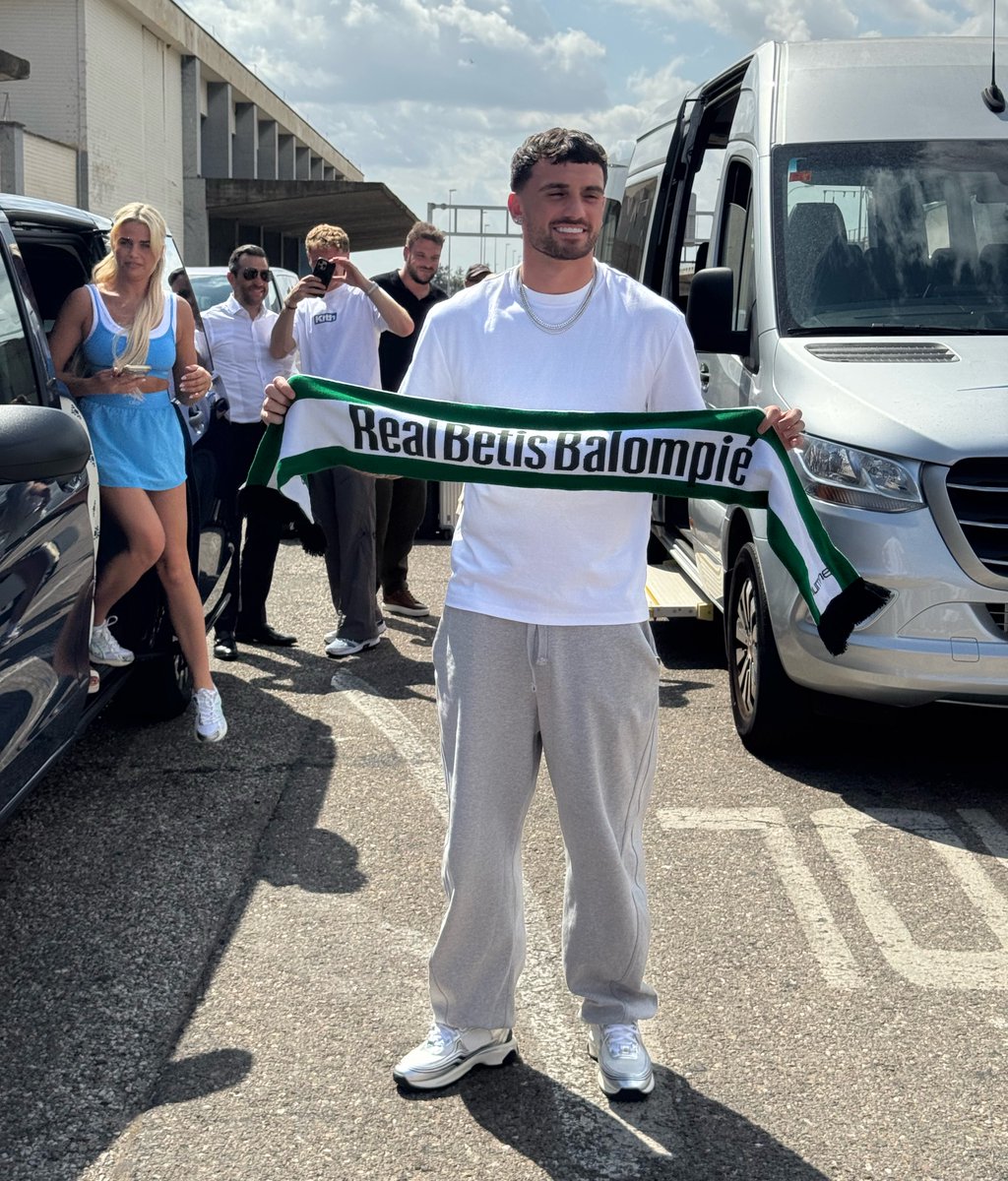 GonzaloTortosa's tweet photo. 🚨🟢⚪️ ÚLTIMA HORA. ✈️

❗️Troy Parrott acaba de aterrizar en Sevilla para ser jugador del Real Betis. 🦜🇮🇪

@elchiringuitotv https://t.co/xFobUcFPq8