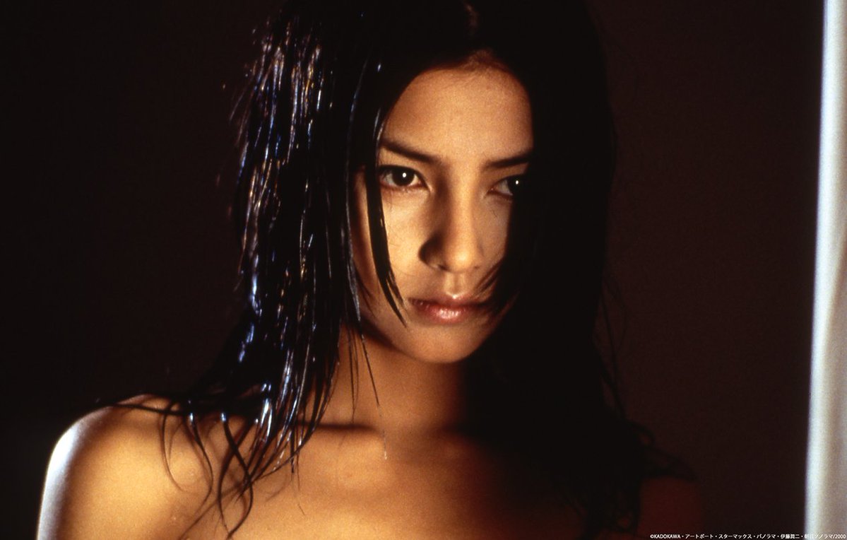shin_bungeiza's tweet photo. 『#富江 replay』(2001)
森田病院に腹部が異様に膨れ上がった患者が運び込まれ、緊急手術が行なわれる。腹から出てきたのはなんと若い女性の生首で、“私は富江”と呟いた。それ以降、病院では失踪や自殺など異常なことが起こり始める…。

劇場版富江の第二弾。原作の「病院編」と「地下室」を基に、失踪した父を探す娘(#山口紗弥加)と大学生(#窪塚洋介)が共に事件の謎を解く姿を描いた。監督はVシネマの鬼才と呼ばれた光石冨士朗。

前作とは異なり、ハマーホラーや『何がジェーンに起こったか』の車いすバトル、『東海道四谷怪談』(中川信夫)の天井張り付きなどを参照に、お化け屋敷的なエンタメ路線で恐怖を演出した作品。（人体発火もあり！）

美しい魔性の富江を演じたのは #宝生舞。浮世離れした存在感で美しく妖艶な富江を体現し、有名な地下室の水槽シーンや特殊メイクなどを多様した富江を披露。特に黒塗りメイクでの車箱乗りシーンが最高です。（平山）