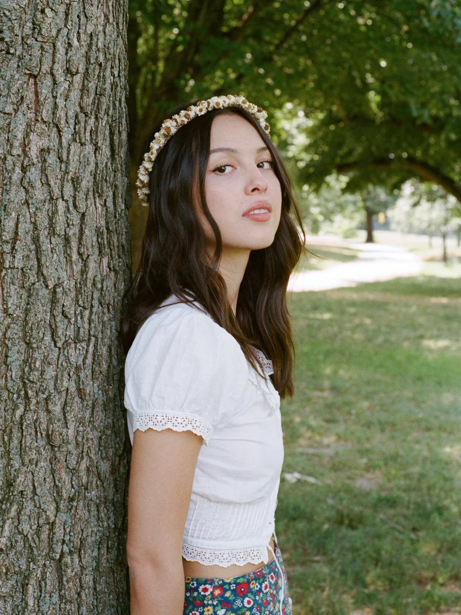 chartlivie's tweet photo. Olivia Rodrigo’s “you seem pretty sad for a girl so in love” charts six songs on today’s global Spotify chart update:

#10. “the cure” — 2.9M (=)
#13. “stupid song” — 2.7M (+1)
#28. “drop dead” — 2.2M 
#80. “honeybee” — 1.5M 
#171. “maggots for brains” — 1.2M (RE)
#196. “expectations” — 1.1M (RE)