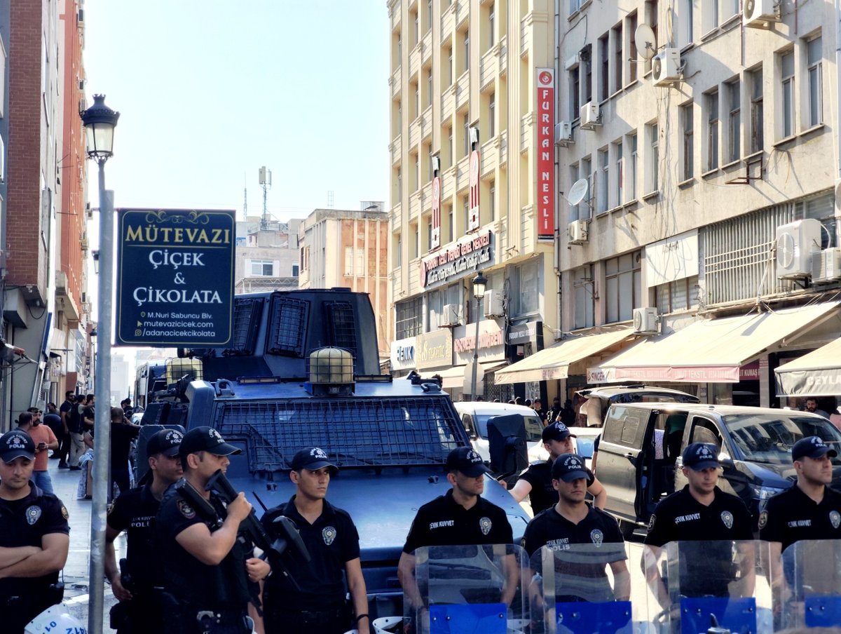 FurkanhaberTR's tweet photo. Furkan Nesli Dergisi Binasında Polis Tarafından İkinci Arama Yapılıyor

19 Ağustos’ta arama yapılan Furkan Nesli Dergisi binasına, bugün (20 Ağustos) TEM ve Narkotik Şube ekipleri tarafından yeniden girilerek arama başlatıldı. Dergi binasının bulunduğu caddenin trafiğe kapatıldığı ve çevreden görüntü alınmasına izin verilmediği öğrenildi.

Görgü tanıkları ve yetkililerin aktardığına göre; arama işlemleri Furkan Hareketi mensupları içeri alınmadan, bina içinde hiçbir sivil temsilci bulunmaksızın sürdürülüyor.

Sürece ilişkin açıklama yapan Furkan Hareketi mensupları, duruma tepki göstererek şu ifadeleri kaydetti:

"Buradan açıkça ilan ediyoruz: Arama sonrasında bulunacak hiçbir şeyden sorumlu değiliz. Binadaki tüm işlemler tamamen Adana Emniyet Müdürlüğü’nün sorumluluğundadır."

Furkan Susmaz
AdanaEmniyetinin PlanıNe
#AdanaEmniyeti