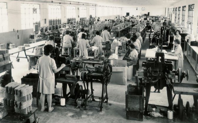 dosinaga2's tweet photo. Para el peronismo esto es progreso y dignidad, para el peronismo esta es la única manera de dar trabajo.

Galpones con gente laburando 12hs por día y pagandole miserias.

Hey! pero producen productos nacionales que van a vender con sobreprecios.....

Basta de esa mentalidad de los 70