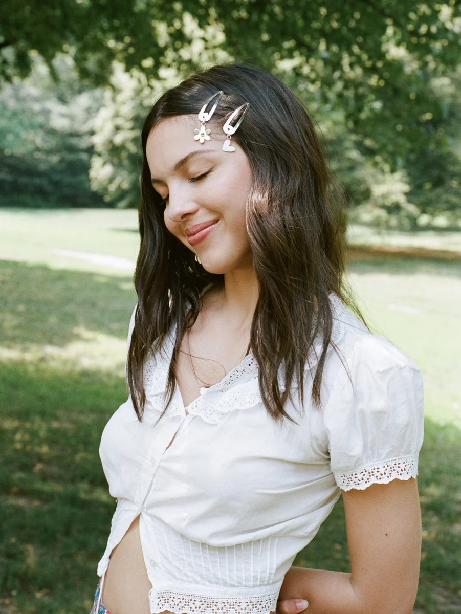 chartlivie's tweet photo. Olivia Rodrigo’s “you seem pretty sad for a girl so in love” charts six songs on today’s global Spotify chart update:

#10. “the cure” — 2.9M (=)
#13. “stupid song” — 2.7M (+1)
#28. “drop dead” — 2.2M 
#80. “honeybee” — 1.5M 
#171. “maggots for brains” — 1.2M (RE)
#196. “expectations” — 1.1M (RE)
