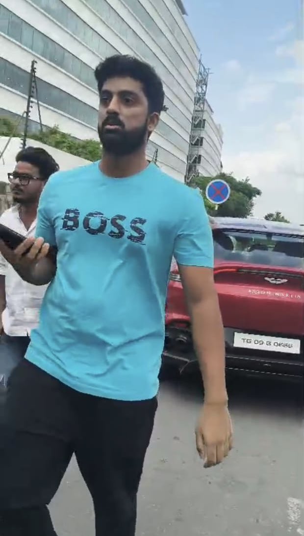 AndhraXpress's tweet photo. బిగ్ బ్రేకింగ్ న్యూస్

నిర్లక్ష్యంగా కారు నడిపి యువతి మరణానికి కారణమైన జనసేన ఎంపీ కొడుకు

జనసేన రాజ్యసభ సభ్యుడు లింగమనేని రమేష్ కుమారుడు లింగమనేని సంజుష్ కారు కింద పడి యువతి మృతి

హైదరాబాద్ - ఇనార్బిట్ మాల్ ఎదురుగా రోడ్డు దాటుతుండగా యువతిని ఢీకొట్టిన ఆస్టన్ మార్టిన్ TG-09-G-0666 కారు

లైఫ్‌స్టైల్ స్టోర్‌లో సేల్స్‌గర్ల్‌గా పనిచేస్తున్న భారతి ముఖి(26)

ఆగస్టు 16న జరిగిన రోడ్డు ప్రమాదం

విచారణ జరిపి యాక్సిడెంట్ చేసిన వ్యక్తి జనసేన రాజ్యసభ ఎంపీ లింగమనేని రమేష్ కుమారుడు లింగమనేని సంజుష్‌గా గుర్తించిన పోలీసులు

సంజుష్‌పై భారతీయ న్యాయ సంహిత (BNS)లోని సెక్షన్ 106(1) కింద కేసు నమోదు చేసిన పోలీసులు