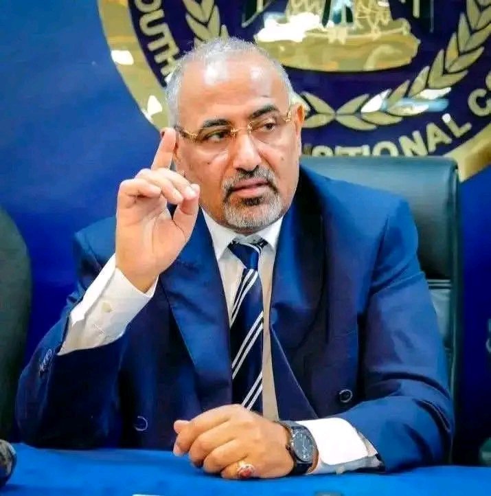 79ASNH's tweet photo. في حكاية الثبات في زمن التقلُّب نقول:

وفي الوقت الّذي تخلّى عنه المتملّقون، وهرب المطبّلون، واختفى المنافقون، وباع من باع. وقفنا بالأمس ضد سياساتٍ خاطئة ودعونا لتصحيحها، وقدّمنا استقالتنا في عزّ قوة الانتقالي، لأن خصومتنا كانت بشرف. واليوم نصطف معه؛ لا لأجل شخصه، بل لأجل قضية⬅️ https://t.co/IA6mC4fZJF