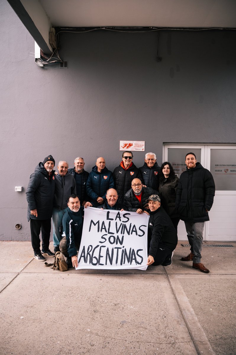 Independiente's tweet photo. Veteranos de Malvinas en Domínico ❤️‍🔥

Recibimos la visita de nuestros héroes de guerra y socios de #Independiente, acompañados por glorias y dirigentes del Club.

Colocaron una plaqueta que indica la distancia hacia las Islas: 1892 kilómetros. Y reafirmaron, una vez más, que fueron, son y serán argentinas por siempre.

#TodoRojo 🔴